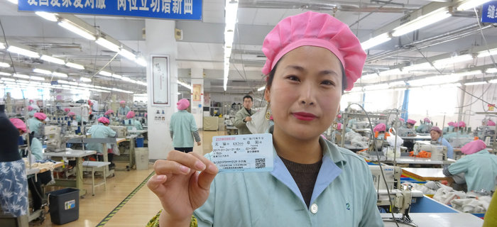 劉潭服裝工會為返鄉員工代購車票，讓員工過上放心年