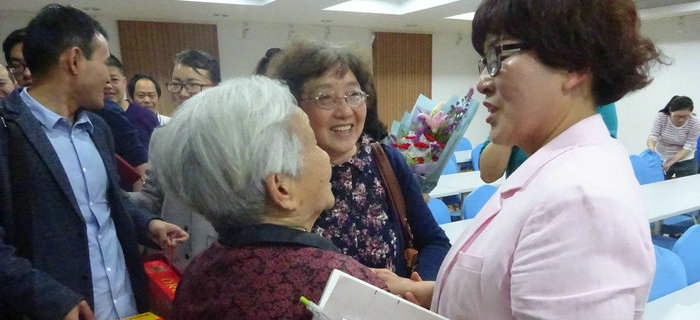 百歲勞模走進劉潭服裝道德大講堂，為我們詮釋工匠精神