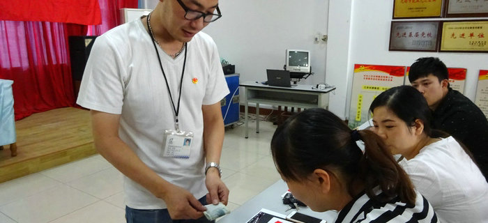 劉潭服裝團支部召開第三季度團員大會