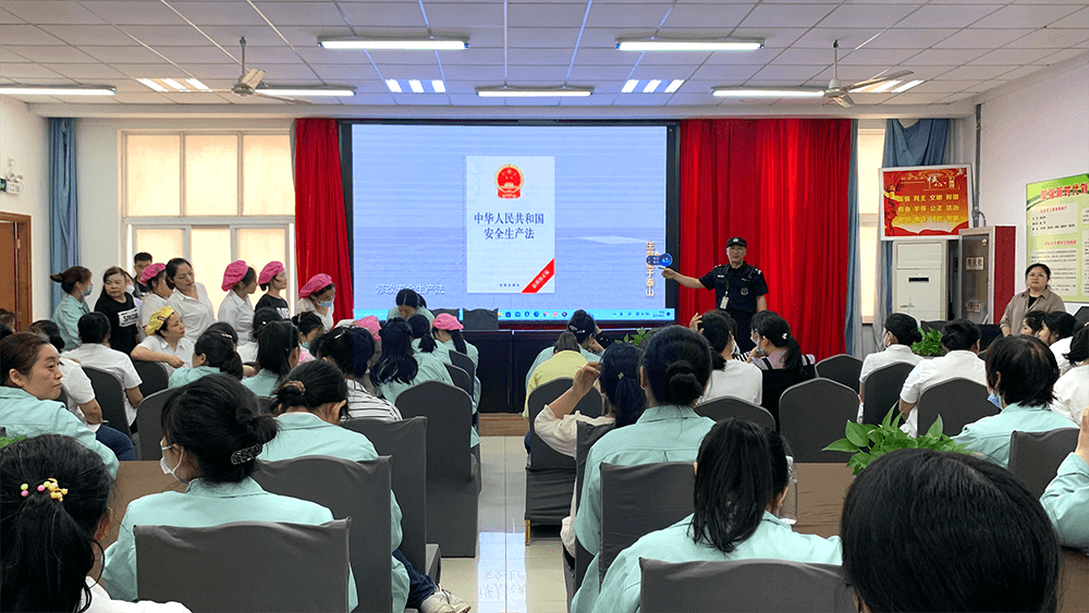 劉潭服裝加強安全生產意識提升現(xiàn)場管理水平 